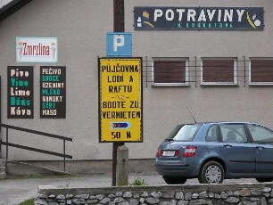 Rozmberk - Supermarkt mit Hinweisschildern : Supermarkt mit Hinweisschildern. Aufgenommen in Rozmberk 2004