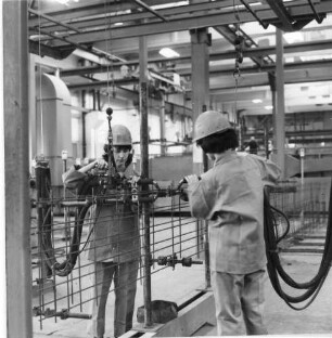 Eilenburg, Dübener Landstraße. VEB Betonwerk Laußig, Betriebsteil Betonwerk Eilenburg. Produktionshalle. Arbeiter bei der Arbeit an der Baustahlbewehrung