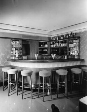 Bar in einem Gastraum (wahrscheinlich im Allgäu)