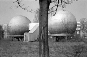 Berlin Adlershof : In Berlin Adlershof, Rudower Chaussee, Thermodynamische Kugellabore