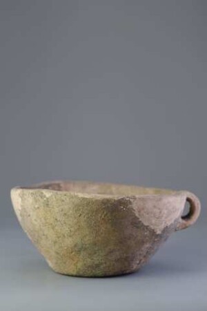 Konische Tasse mit randständigem Henkel