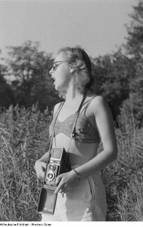 Junge Frau mit Fotoapparat