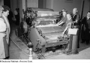 Vorstellung einer Kardiermaschine der sowjetischen Sektion auf der Leipziger Herbstmesse 1954