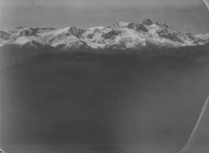 Panorama eines Gebirgszugs : Panorama eines schneebedeckten Gebirgszugs im Tian Shan Hochgebirge