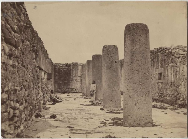 "Building of pillars: row of pillars. It supported the connecting piece that held the roof. (with members of the expedition)"