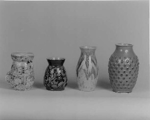 Vier Vasen : Vier Vasen. Keramik (1. H. 20. Jh.; K. Feuerriegel). Museum im Schloß Frohburg V 611/01, V 612/01, ?, ?