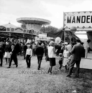 Schützenfest: Veranstalter Ahrensburger Schützengilde: Festplatz am Forsthaus Hagen: Karusselle und Jahrmarktbuden: Besucher, 19. Juni 1966