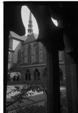Essen: Blick durch Bogen des Kreuzganges aufs Münster, mit Turmspitze des Schiffs