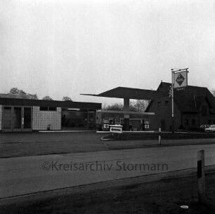 Hamburger Straße: Aral-Tankstelle Klemmstein: Pkw an Zapfsäulen: rechts Firmenschild: hinten rechts Scheunengebäude: davor Pkws