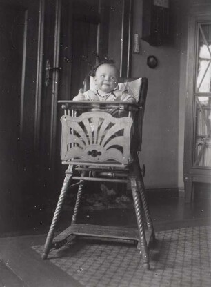 Magdeburg. Eberhard Blume, Sohn des Fotografen Ernst Blume, an seinem ersten Geburtstag im Kinderstühlchen sitzend