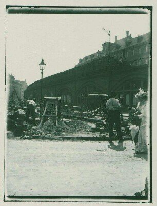 Straßenszene mit Baustelle an der Stadtbahn, spätere Dircksenstraße