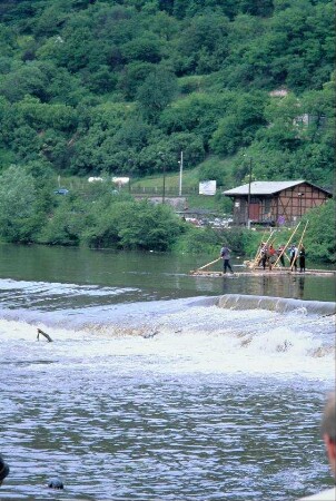 Floß mit Flößern vor der Staustufe auf der Saale