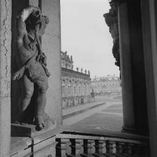 Dresden. Zwinger, Blick von der Treppe mit Putti am Glockenspielpavillon Richtung Mathematisch-Physikalischer Salon