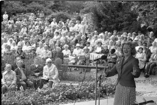 "Lachende Seebühne" von Conférencier Dieter Farrenkopf auf der Seebühne im Stadtgarten