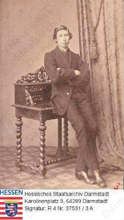 Nordeck zur Rabenau, Friedrich Freiherr v. (1851-1918) / Porträt, in Raum an Sekretär lehnend, Ganzfigur