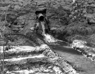 Bewässerung : Wasser strömt durch Leitungen auf, unterhalb der Oasa Ghadames gelegene, Gärten.