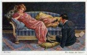 Mann zieht Frau auf Sofa den Schuh aus