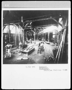 Arbeiter in einem Stahlwerk in Krefeld