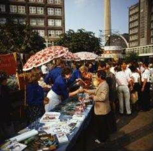 FDJ-Studentensommer: Solidaritätsbasar am Alexanderplatz in Berlin