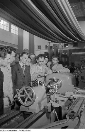 Vorführung einer Maschine auf der Leipziger Herbstmesse 1954