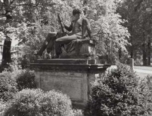 Dresden-Altstadt. Herkules (2. H. 18. Jh.) im Heilkräuter- und Pflanzengarten (ehemals Garten des Prinz-Georg-Palais, Zinzendorfstraße) am Deutschen Hygiene-Museum