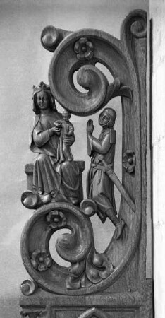 Chorgestühl der ehemaligen Stiftskirche Sankt Georg zu Wassenberg — Wange mit der Muttergottes und einer Stifterfigur