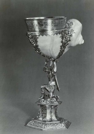 Pokal mit Perlmuttermuschel, von kniendem Neger getragen