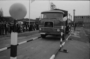 Erstes LKW-Geschicklichkeitsturnier im ADAC-Gau Nordbaden auf dem Karlsruher Meßplatz.