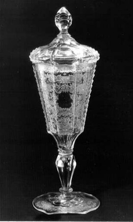 Deckelpokal mit Laub- und Bandelwerk