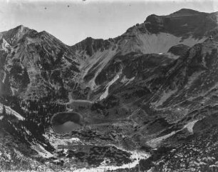 Berglandschaft : Blick die Landschaft des Karwendelgebirges mit dem Soiernsee und der Schöttelkarspitze, der Krapfenkarspitze und der Soiernspitze.