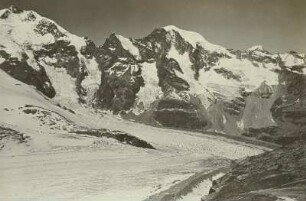 Piz Bernina (4052 m), Piz Morteratsch (3754 m) und Piz Boval (3084 m). Blick von einem Standpunkt unterhalb der Diavolezzahütte (2977 m) nach Westen. Im Vordergrund links der Persgletscher, im Mittelgrund der Morteratschgletscher