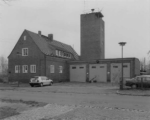 Großräschen, Blockstraße 5. Feuerwache und Amt Großräschen (um 1930). Straßenansicht mit Fahrzeughalle und Schlauchturm