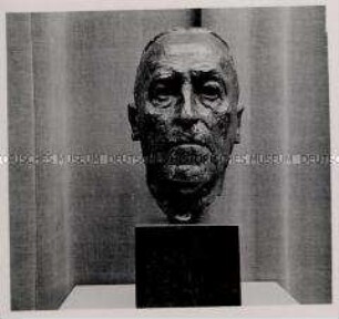 Paris, Bildhauer Professor Arno Breker, Büste "Ludwig Lindgens"
