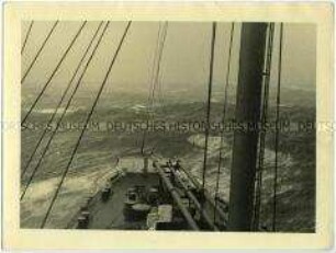 Blick auf Bug und Meer, Hochseepassagierdampfer "Bremen"