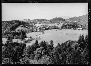 Österreich, Salzburg : Blick nach Norden von Hellbrunn über die damals noch eigenständige Gemeinde Morzg, heute ein Salzburger Stadtteil, Richtung Stadt Salzburg. Der Hügelzug im Hintergrund von links: Rainberg, Mönchsberg, Festungsberg mit Festung Hohensalzburg, Nonnberg mit der Benediktinnerinnenabtei Nonnberg (unmittelbar rechts unterhalb der Festung) sowie der Kapuzinerberg