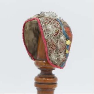 Babyhaube aus Koreallenfarbenem Jacquard mit Silberspitze