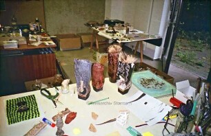Kulturzentrum Wassermühle: Atelierhaus: Atelier von Stipendiat Dirk Meinzer mit verschiedenen Objekten und Arbeitsmaterialien