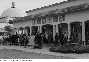 Besucher der Leipziger Herbstmesse 1954 vor dem indischen Pavillon