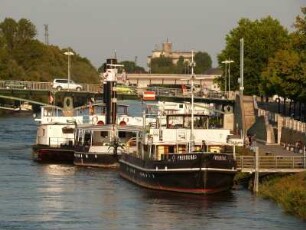 Museumsschiffe am Donauufer