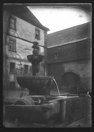 Schalenbrunnen im unteren Wirtschaftshof des Kloster Bronnbach
