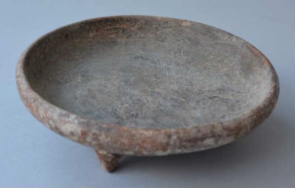 Tripod bowl made of clay