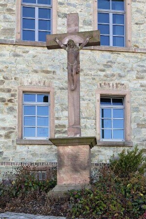 Schule und Wegekreuz; Königstein, Vorderstraße 1