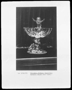 Pokal von einem Drachen überragt