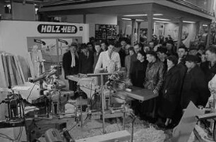 Messebesucher in der Ausstellungshalle für Holzbearbeitungmaschinen