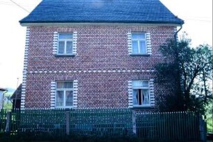zweigeschossiges Wohnhaus, roter Backstein