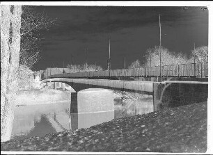 Staustufe Schweinfurt. Straßenbrücke. Blick nach Norden über den Saumain auf die neue Straßenbrücke. Schweinfurter Pegel = 111 cm.
