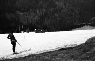 Feldberg: Letzte Skifahrer (Hintergrund Feldsee); am Hang zum Feldsee