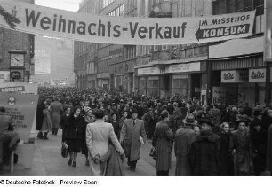 Passanten in der Vorweihnachtszeit in der Petersstraße