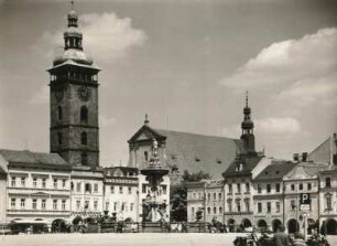 České Budějovice (Böhmisch Budweis). Marktplatz mit Samsonbrunnen (um 1730, J. Dietrich), Schwarzem Turm (1577) und Nikolaikirche (1649)
