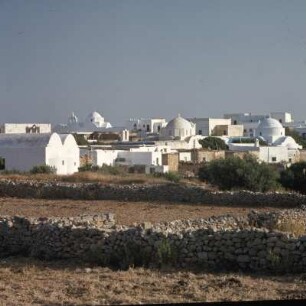 Folégandros, Chora. Die Chora am Rand einer kleinen Hochebene